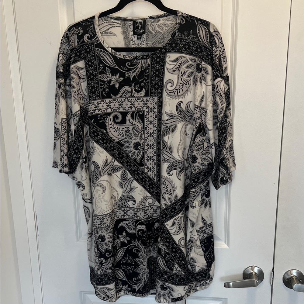Men’s Elegant Black and White Paisley Short Sleeve Tee